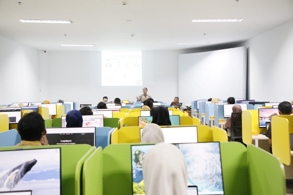 Kepala Lembaga Penelitian dan Pengabdian Masyarakat (LPPM) UNP, Prof. Anton Komaini, S.Si., M.Pd, saat membuka acara workshop bersama Elsevier dengan tema “Optimalisasi Pemanfaatan LeapSpace & Jurnal ScienceDirect” (Foto: Ami Buyung/ Kantor Komunikasi dan Pemasaran Strategis)
