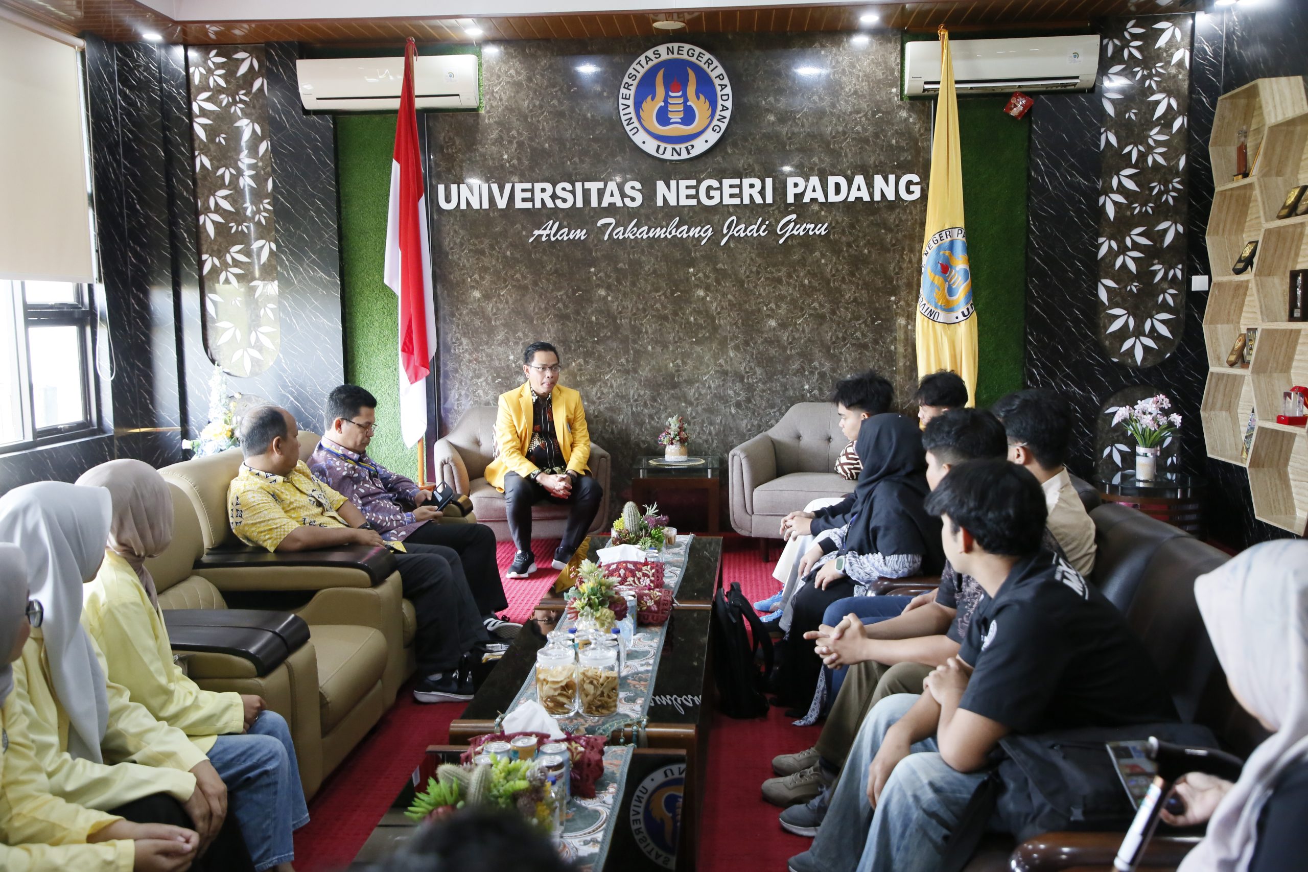 Rektor UNP, Prof. Krismadinata, Ph.D. saat melepas 20 Mahasiswa UNP mengikuti Program Student Exchange Padang–Guiyang yang akan berlangsung di Guiyang, Provinsi Guizhou, China