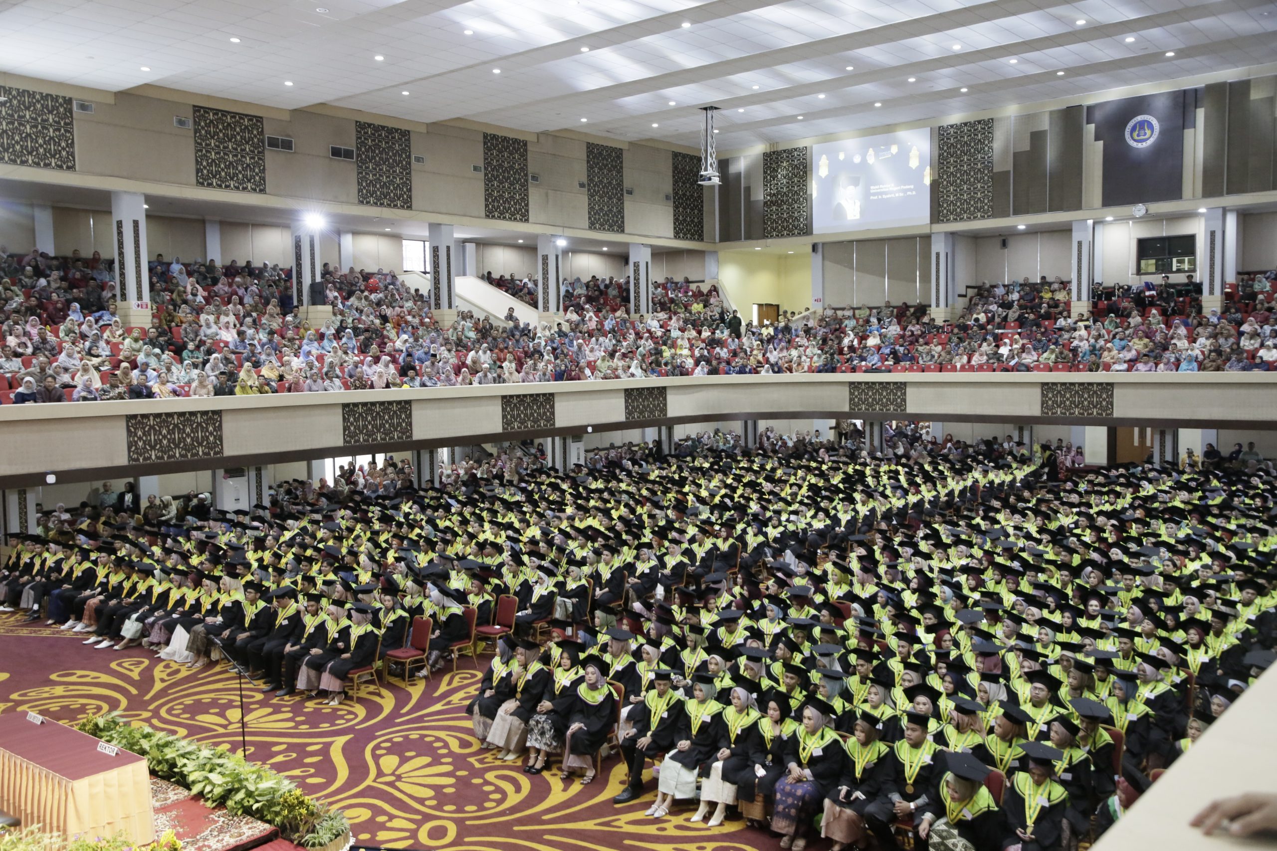 Prosesi upacara wisuda Universitas Negeri Padang (Foto: Ami Buyung/Kantor Komunikasi dan Pemasaran Strategis)