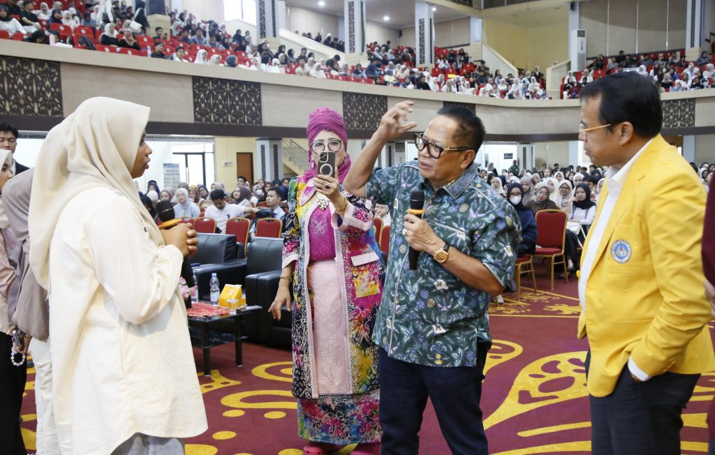 Basrizal Koto (tengah) saat berdiskusi dengan calon wisudawan UNP didampingi Senior Eksekutif, Prof. Ganefri, Ph.D (kanan). (Foto: Syafril/ Kantor Komunikasi dan Pemasaran Strategis)