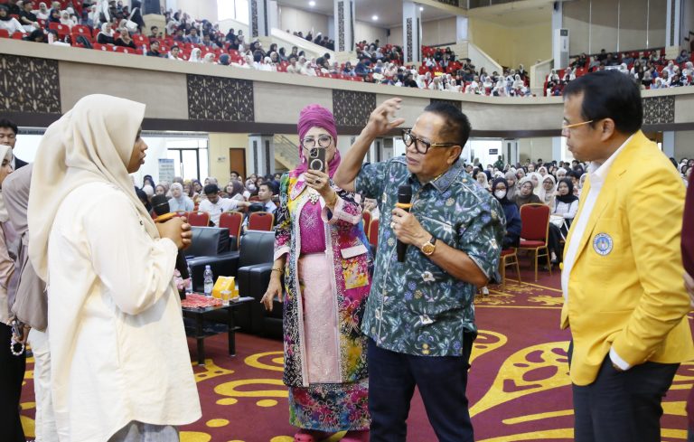 Basrizal Koto (tengah) saat berdiskusi dengan calon wisudawan UNP didampingi Senior Eksekutif, Prof. Ganefri, Ph.D (kanan). (Foto: Syafril/ Kantor Komunikasi dan Pemasaran Strategis)