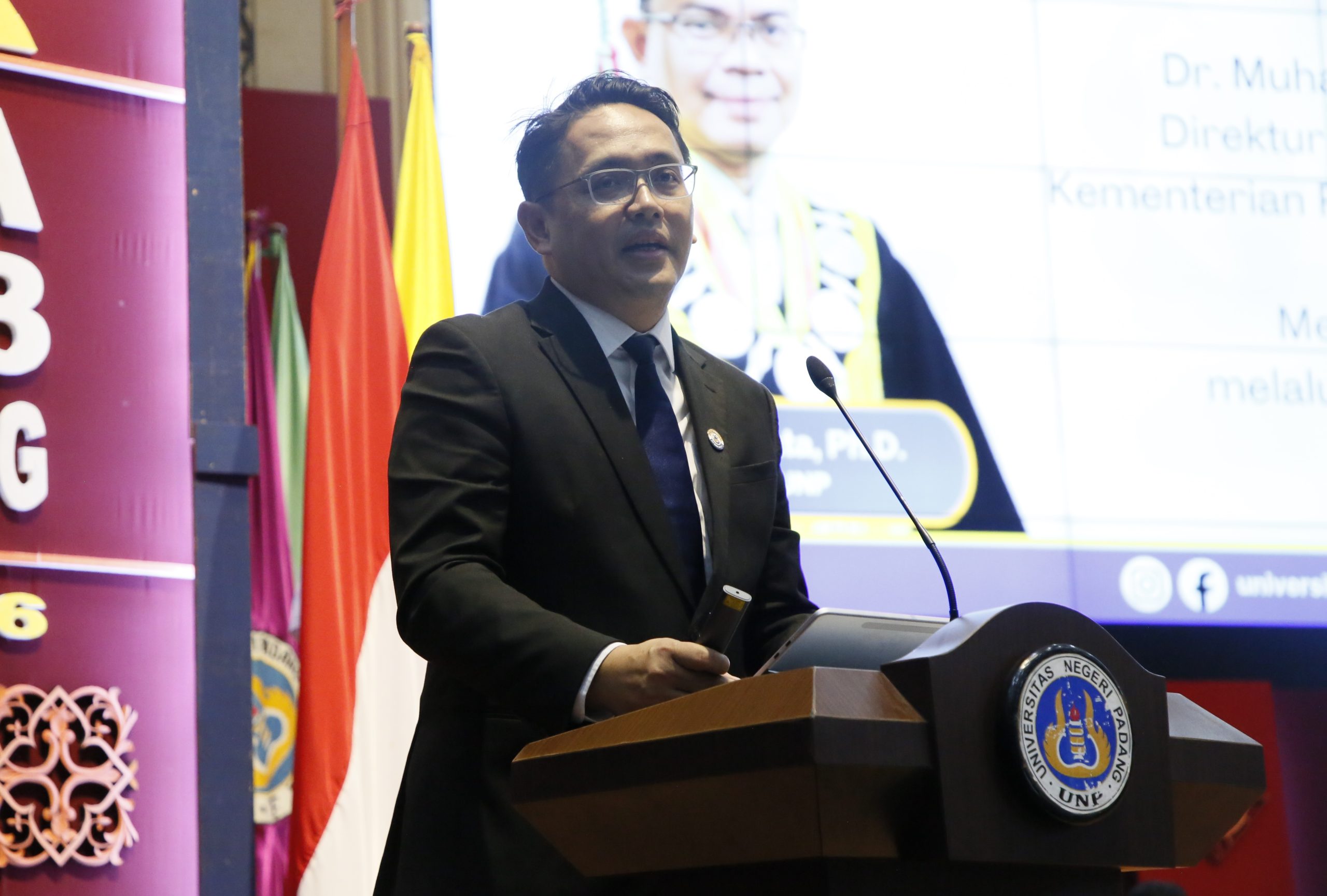 Direktur Jenderal Riset dan Pengembangan Kementerian Pendidikan Tinggi, Sains, dan Teknologi (Kemdiktisaintek), Dr. Fauzan Adziman, S.T., M.Eng., saat memberikan orasi ilmiah di Wisuda UNP 143. (Foto: Huswatun Hasanah/ Kantor Komunikasi dan Pemasaran Strategis)