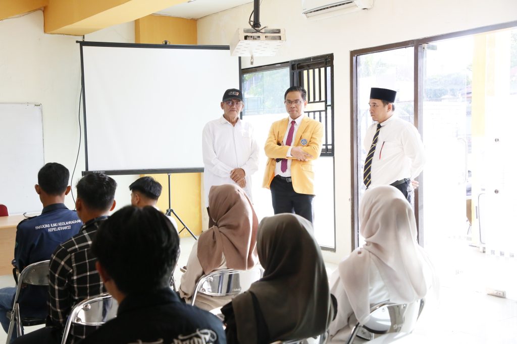 Rektor UNP, Ir. Krismadinata, Ph.D (Beralmamater Kuning) saat melaksanakan Monev hari pertama kuliah. (Foto: Syafril/Kantor Komunikasi dan Pemasaran Strategis)