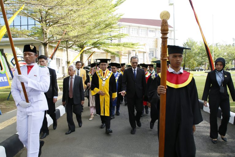 Ketua MWA (kedua kiri), Rektor UNP (tengah) saat arak-arakan menuju Auditorium saat pelaksanaan wisuda (Foto: Ami Buyung/Kantor Komunikasi dan Pemasaran Strategis)