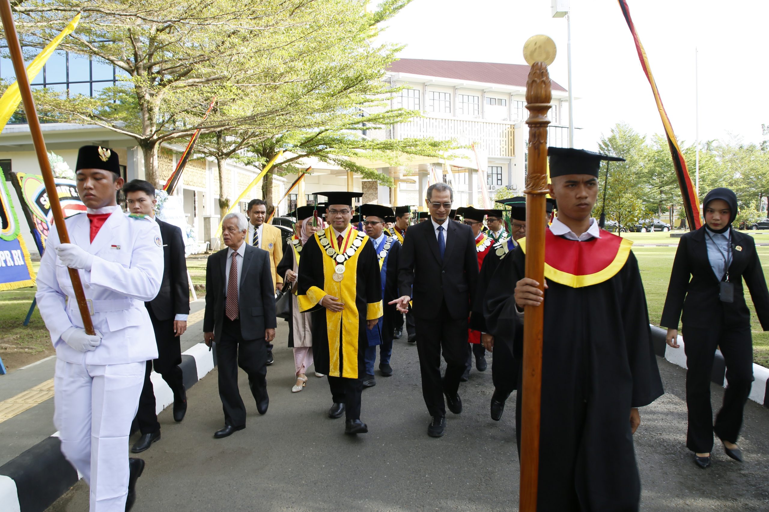 Ketua MWA (kedua kiri), Rektor UNP (tengah) saat arak-arakan menuju Auditorium saat pelaksanaan wisuda (Foto: Ami Buyung/Kantor Komunikasi dan Pemasaran Strategis)