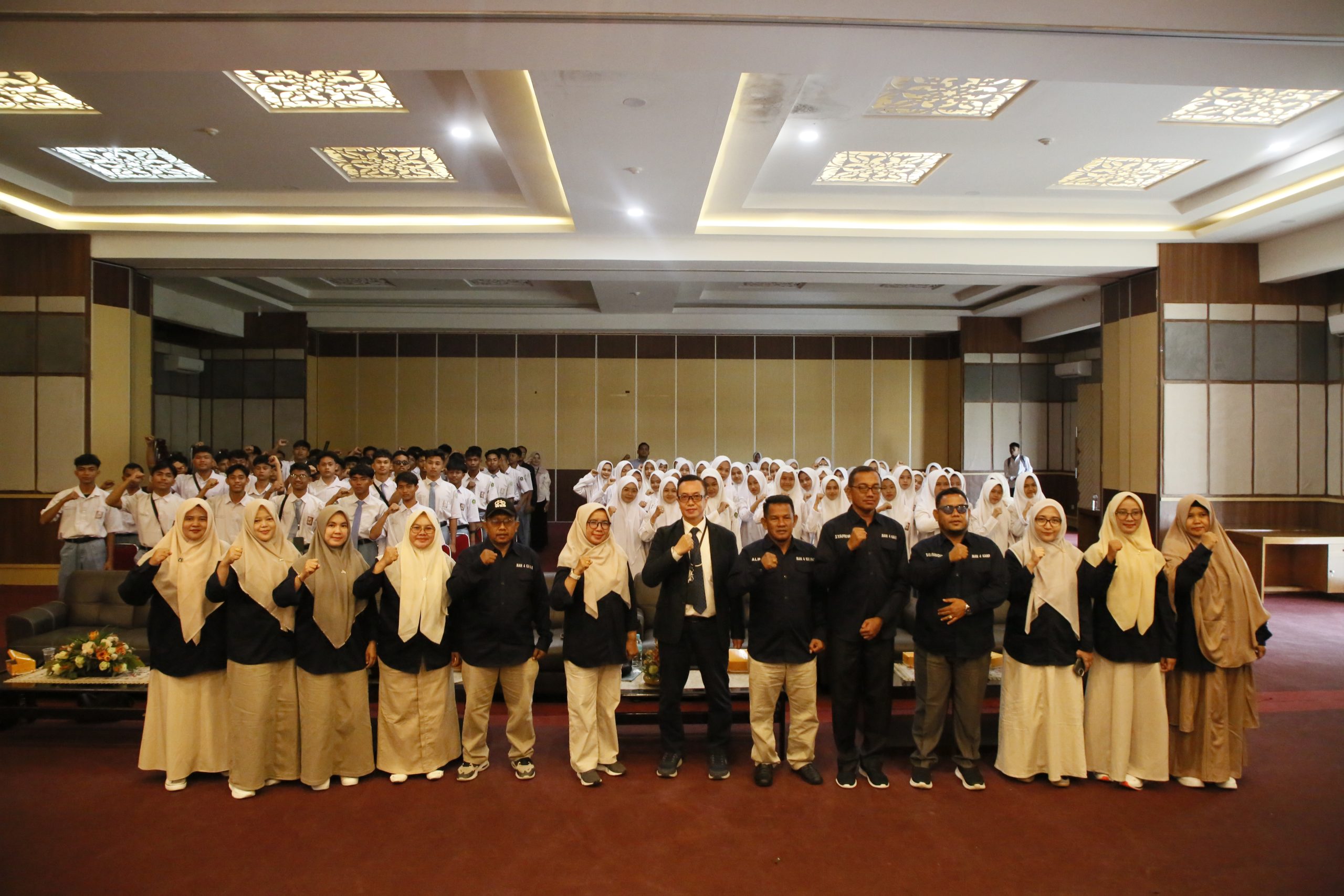 MAN 4 Kampar Pilih UNP, Kenalkan Dunia Kampus Lebih Dekat ke Siswa Padang – Universitas Negeri Padang (UNP) menerima kunjungan edukatif dari Madrasah Aliyah Negeri (MAN) 4 Kampar di Aula Fakultas Ilmu Sosial (FIS) UNP, Senin (15/6/2026). Kegiatan ini menjadi sarana bagi para siswa untuk mengenal lebih dekat dunia perguruan tinggi sekaligus memperoleh informasi mengenai berbagai peluang pendidikan yang tersedia di UNP. Kegiatan tersebut dibuka dan diisi dengan pemaparan materi oleh Kepala Kantor Protokoler UNP, Dr. Hijriyatomi Suyuthie, S.IP., M.M., yang memperkenalkan profil UNP, berbagai program studi unggulan, jalur penerimaan mahasiswa baru, hingga berbagai fasilitas dan program pengembangan mahasiswa yang tersedia di kampus. Informasi jabatan dan gelar tersebut sesuai struktur organisasi terbaru UNP. Dalam materinya, Dr. Hijriyatomi Suyuthie mendorong para siswa untuk mulai merencanakan masa depan sejak dini dengan mempersiapkan diri menghadapi seleksi masuk perguruan tinggi. Ia menjelaskan bahwa pendidikan tinggi merupakan investasi penting untuk meningkatkan kompetensi, daya saing, dan peluang karier di masa depan. “UNP terus berupaya menghadirkan pendidikan berkualitas yang tidak hanya berorientasi pada penguasaan ilmu pengetahuan, tetapi juga pembentukan karakter, kepemimpinan, dan keterampilan abad ke-21. Kami berharap kunjungan ini dapat memberikan gambaran yang lebih jelas kepada siswa tentang kehidupan kampus dan memotivasi mereka untuk melanjutkan studi ke perguruan tinggi,” ujarnya. Selain mendapatkan materi dari Kepala Kantor Protokoler UNP, Dr. Hijriyatomi Suyuthie, S.IP., M.M., para siswa MAN 4 Kampar juga memperoleh pemaparan dari Dr. Hasrul, M.Si., Wakil Dekan Bidang Akademik, Kemahasiswaan, dan Alumni Fakultas Ilmu Sosial UNP. Sementara itu, Kepala MAN 4 Kampar, Arjuniwati, S.Pd., M.Pd., menyampaikan apresiasi kepada UNP yang telah menerima rombongan dengan baik serta memberikan kesempatan kepada para siswa untuk memperoleh informasi secara langsung mengenai dunia perkuliahan. Menurutnya, kegiatan kunjungan kampus seperti ini sangat penting dalam membantu siswa merencanakan pendidikan lanjutan setelah menyelesaikan studi di tingkat madrasah. Ia berharap para siswa dapat memanfaatkan kesempatan tersebut untuk menggali informasi sebanyak mungkin mengenai pilihan program studi, beasiswa, maupun kehidupan akademik di perguruan tinggi. “Kami berharap kunjungan ini dapat menambah wawasan dan motivasi siswa untuk melanjutkan pendidikan ke perguruan tinggi, khususnya di Universitas Negeri Padang. Semoga pengalaman yang diperoleh hari ini menjadi bekal dalam menentukan pilihan studi dan cita-cita mereka ke depan,” ungkap Arjuniwati. Kegiatan berlangsung interaktif dengan sesi diskusi dan tanya jawab yang diikuti secara antusias oleh para siswa. Berbagai pertanyaan seputar jalur masuk perguruan tinggi, kehidupan mahasiswa, organisasi kemahasiswaan, hingga peluang beasiswa menjadi topik yang banyak dibahas dalam pertemuan tersebut. Melalui kunjungan edukatif ini, UNP kembali menunjukkan komitmennya dalam memperluas akses informasi pendidikan tinggi bagi generasi muda sekaligus memperkuat peran perguruan tinggi dalam mendukung peningkatan kualitas sumber daya manusia melalui semangat Kampus Berdampak. (Utr/Kantor Komunikasi dan Pemasaran Strategis)