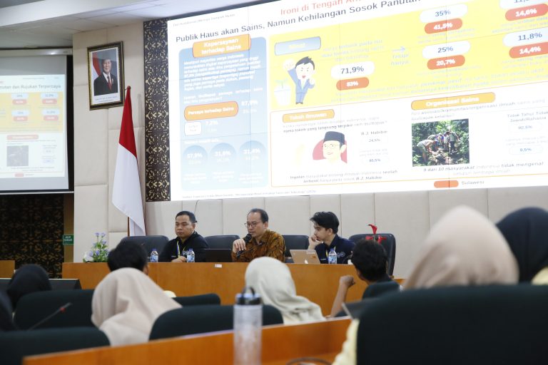 Prof. Dr. Eng. Yudi Darma, M.Si. (tengah) saat memaparkan materi pada kegiatan International Lecture Eurasia Foundation Series 4 (Foto: Syafril/Kantor Komunikasi dan Pemasaran Strategis)