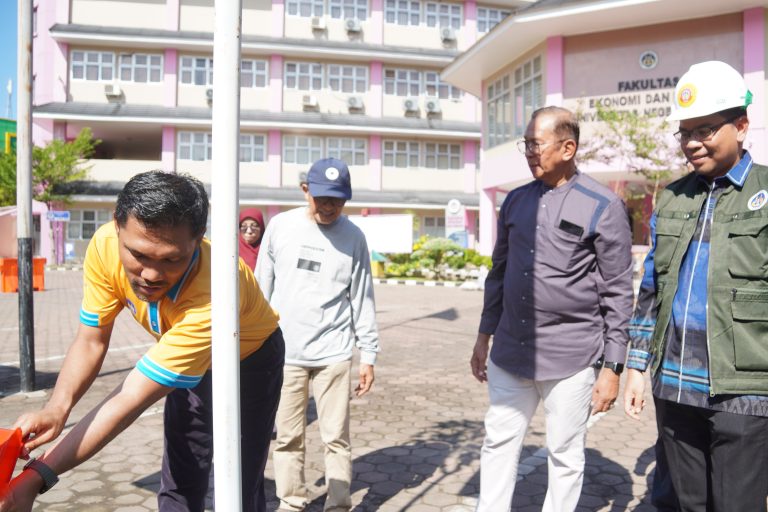Dekan FEB (kiri) dan Rektor (kanan) saat melakukan tanam pohon dalam rangka peringatan hari lingkungan hidup sedunia. (Foto: Ami Buyung/Kantor Komunikasi dan Pemasaran Strategis)