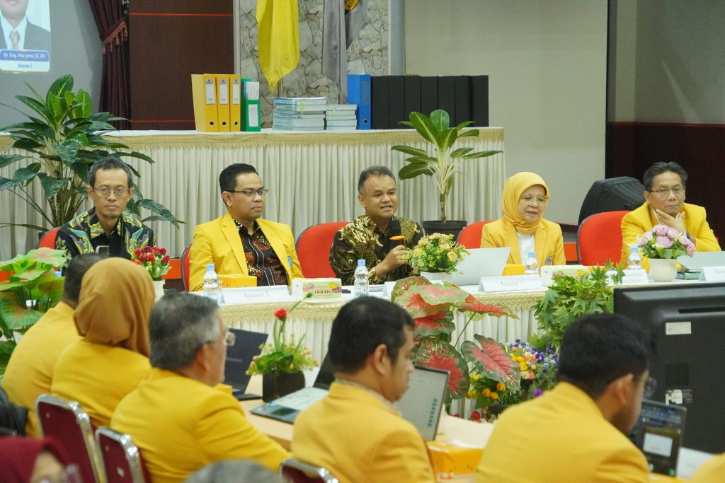 Asesor 2, Dr. Benno Rahardyan, S.T., M.T., Rektor UNP, Krismadinata, Ph.D., Asesor 1, Dr. Eng. Maryono, S.T., M.T. , Direktur Pascasarjana, Kaprodi S3 Ilmu Lingkungan (dari kiri ke kanan) saat AL Prodi S3