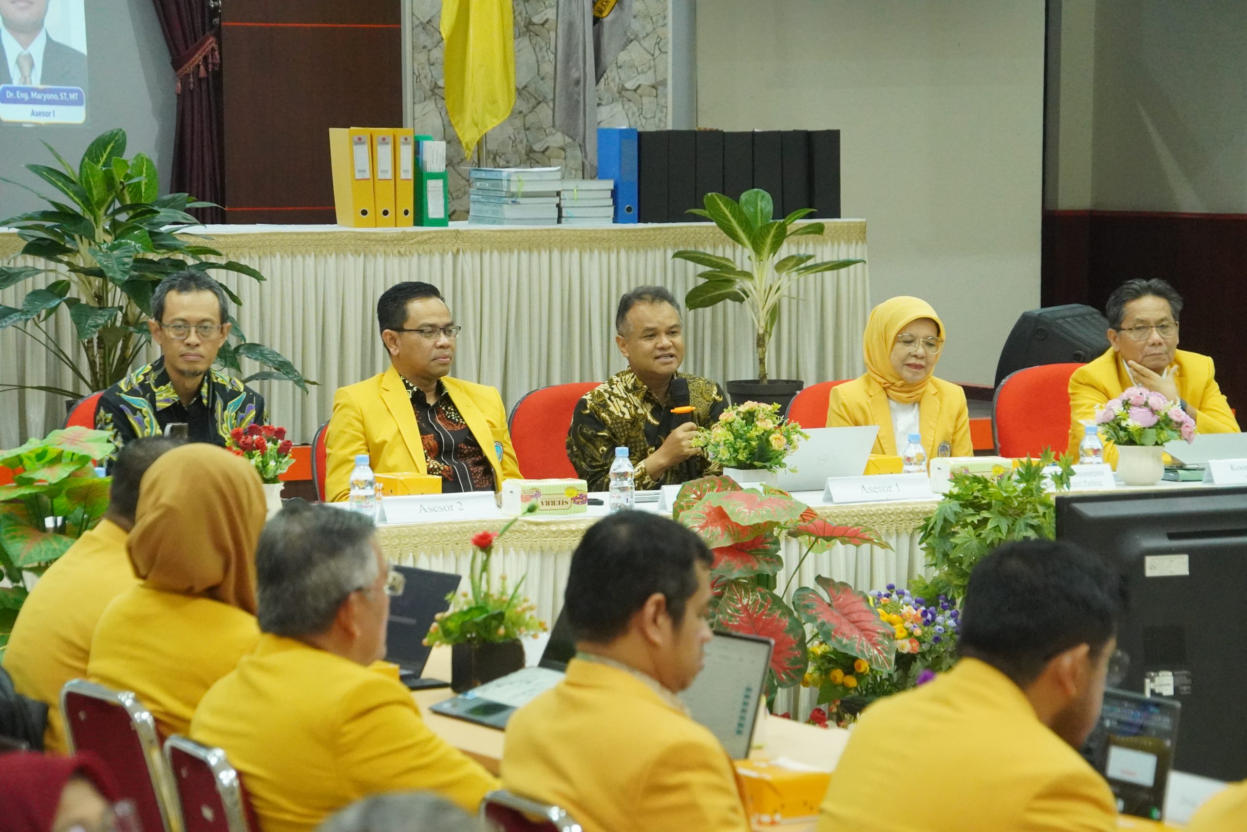 Asesor 2, Dr. Benno Rahardyan, S.T., M.T., Rektor UNP, Krismadinata, Ph.D., Asesor 1, Dr. Eng. Maryono, S.T., M.T. , Direktur Pascasarjana, Kaprodi S3 Ilmu Lingkungan (dari kiri ke kanan) saat AL Prodi S3