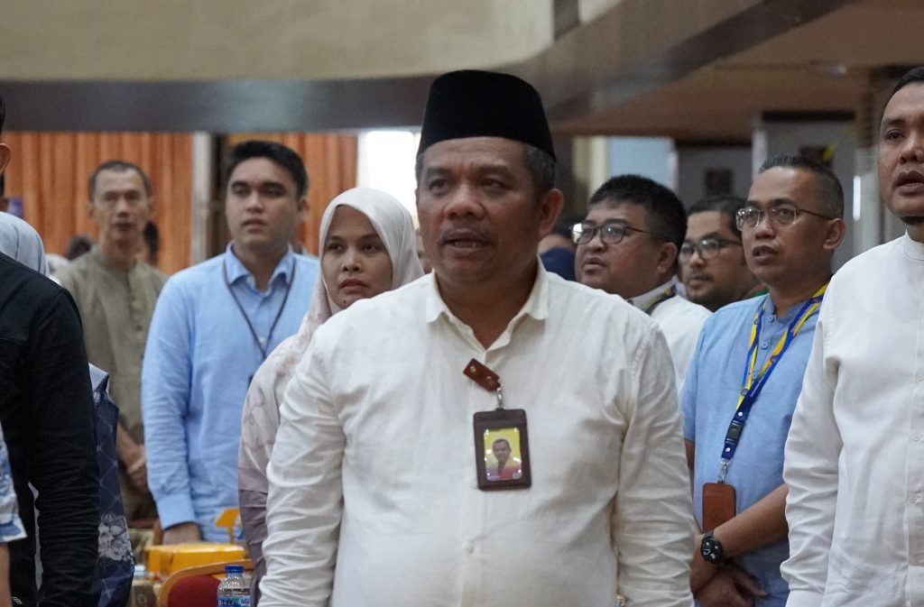 Dekan Fakultas Bahasa dan Seni UNP, Prof. Dr. Ermanto, S.Pd., M.Hum. (tengah). (Foto: Kantor Komunikasi dan Pemasaran Strategis)