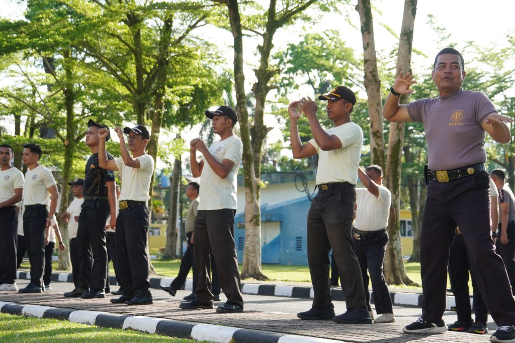 Satpam UNP saat mengikuti UNP Bugar (Foto: Syafril/ Kantor Komunikasi dan Pemasaran Strategis)