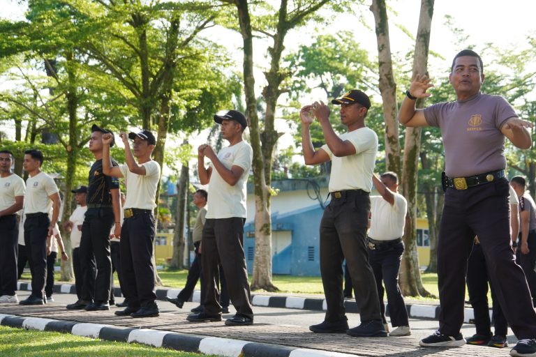 Satpam UNP saat mengikuti UNP Bugar (Foto: Syafril/ Kantor Komunikasi dan Pemasaran Strategis)