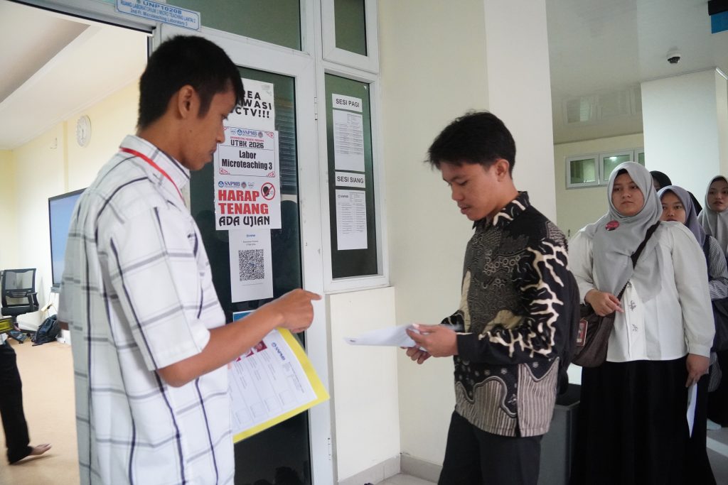 Pengawas saat mencek kelengkapan peserta UTBK-SNBT 2026 di UNP (Foto: Ami Buyung/ Kantor Komunikasi dan Pemasaran Strategis)