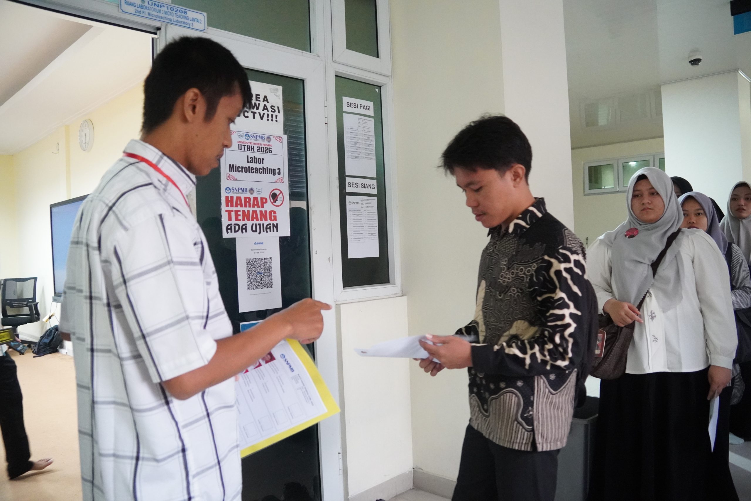 Pengawas saat mencek kelengkapan peserta UTBK-SNBT 2026 di UNP (Foto: Ami Buyung/ Kantor Komunikasi dan Pemasaran Strategis)