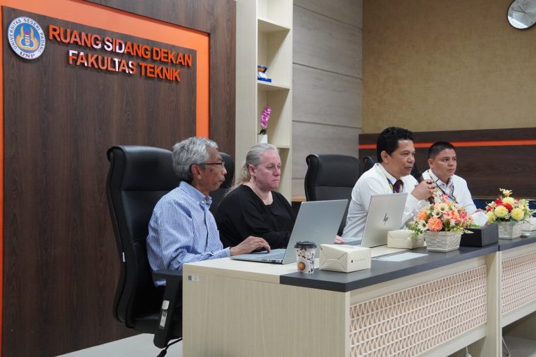 Delegasi dari DMU, Dr. Dani dan Nicol (Kiri) Wakil Rektor Bidang Perencanaan Kerjasama dan Hubungan Internasional (tengah) dan Wakil Dekan Bidang Umum, Keuangan dan Usaha FT (kanan)