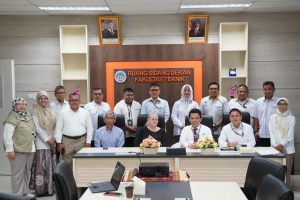 Foto bersama kegiatan penjajakan rencana penyelenggaraan program Dual PhD bersama De Montfort University (DMU), Inggris, sekaligus membahas penyusunan Memorandum of Agreement (MoA) sebagai landasan penguatan kerjasama akademik dan riset antara kedua institusi. Pembahasan tersebut berlangsung dalam pertemuan delegasi DMU dengan pimpinan UNP di Fakultas Teknik UNP, Senin (8/6/2026).