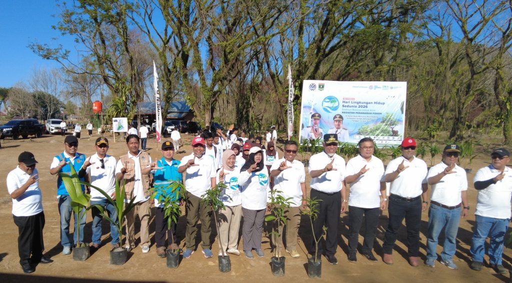 Prof. Dr. Nofiyendri Sudiar yang hadir mewakili Rektor UNP pada kegiatan penanaman pohon yang diselenggarakan oleh Dinas Lingkungan Hidup (DLH) Provinsi Sumatera Barat dalam rangka memperingati Hari Lingkungan Hidup Sedunia Tahun 2026.