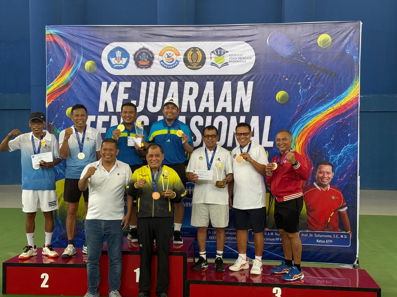 Prof. Ganefri (ketiga dari kanan dan Prof. Syahrial (Kedua dari kanan) saat penyerahan medali perunggu Kejuaraan Tenis ATPI 2026 (Foto: Istimewa)