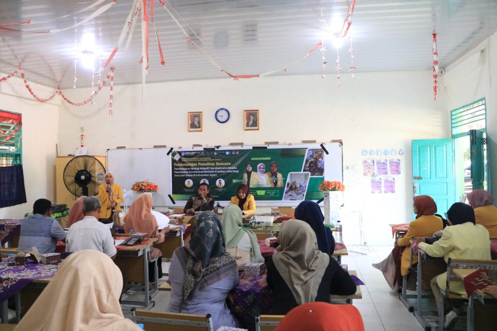 Ketua tim pengabdian, Fitri Olvia Rahmi saat memberi sambutan kegiatan pengabdian di SMA Negeri 1 Lubuk Basung (Foto: Istimewa)