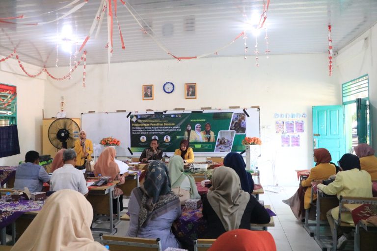 Ketua tim pengabdian, Fitri Olvia Rahmi saat memberi sambutan kegiatan pengabdian di SMA Negeri 1 Lubuk Basung (Foto: Istimewa)