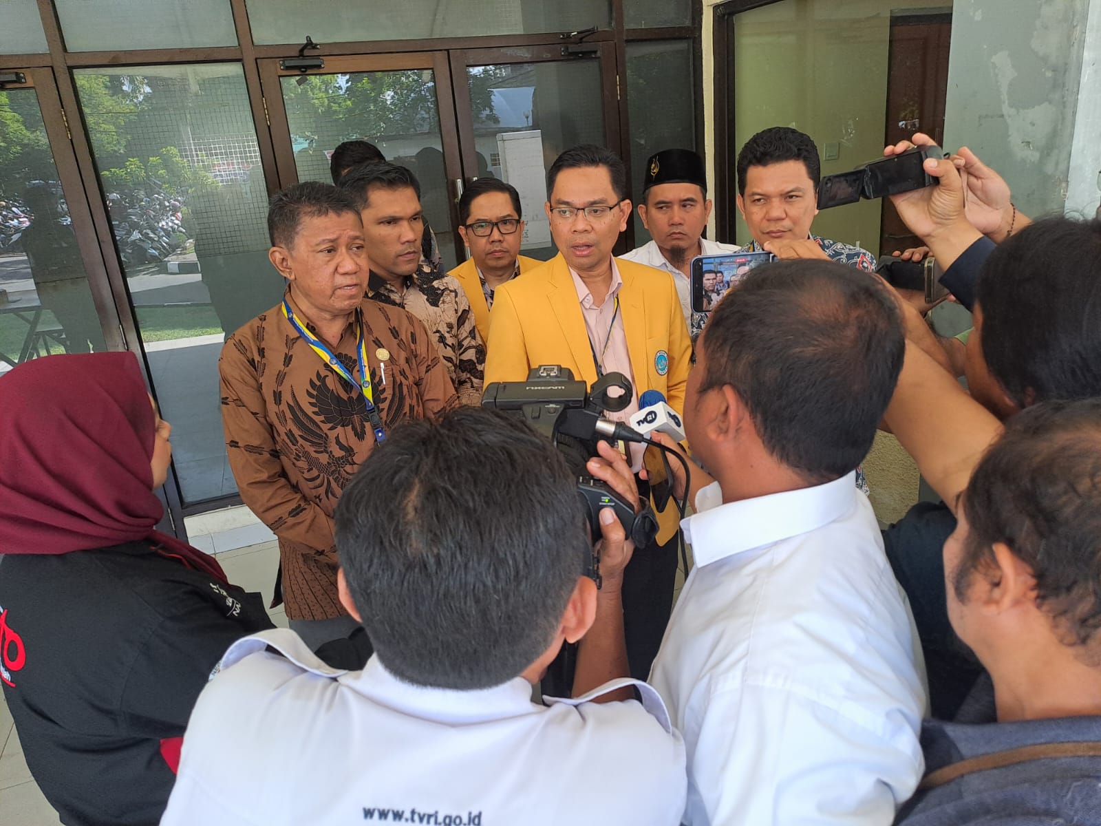 Rektor Krismadinata saat menjawab pertanyaan wartawan