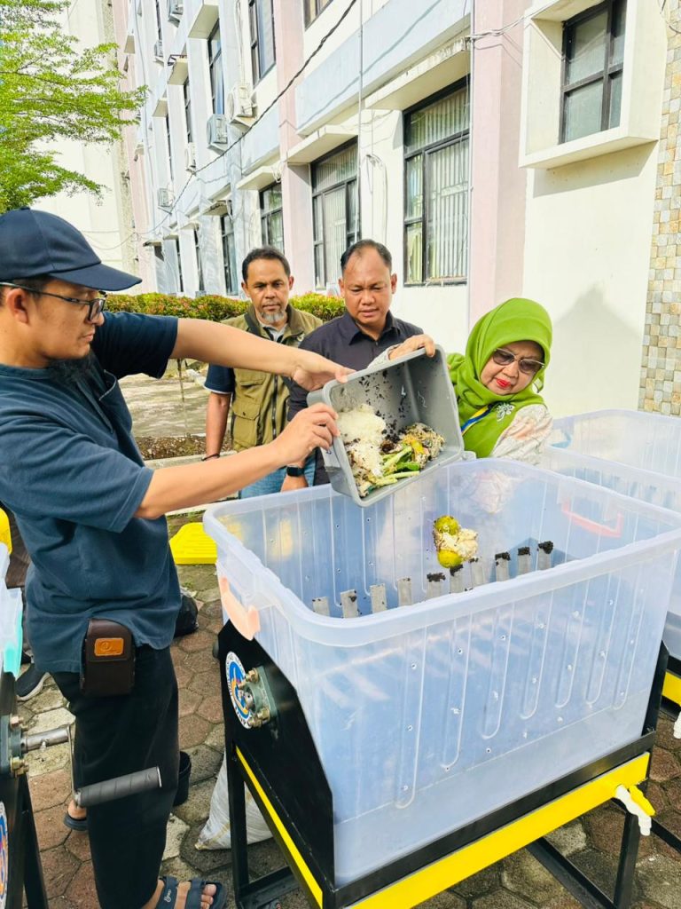 Wakil Rektor Bidang Bidang Sumber Daya Manusia dan Inovasi UNP, Prof. Dr. Ir. Anni Faridah, M.Si., (Kanan) saat mencoba alat pengubah sampah menjadi kompos (Foto: Istimewa)