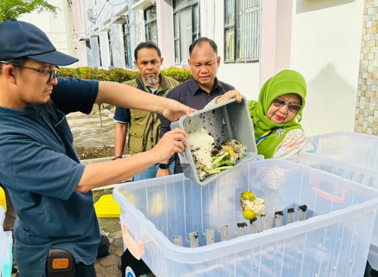 Wakil Rektor Bidang Bidang Sumber Daya Manusia dan Inovasi UNP, Prof. Dr. Ir. Anni Faridah, M.Si., (Kanan) saat mencoba alat pengubah sampah menjadi kompos (Foto: Istimewa)