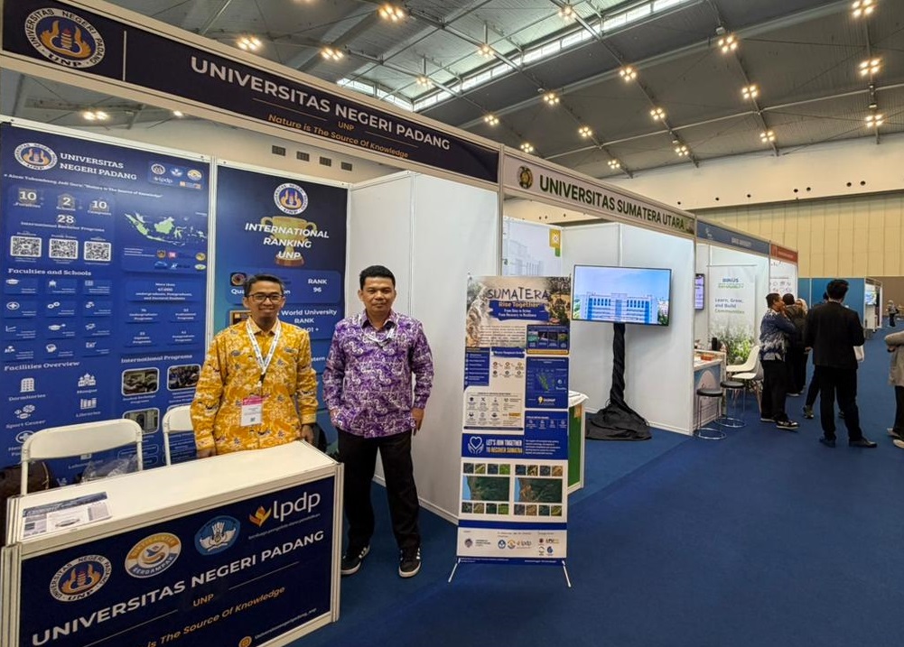 Wakil Rektor Bidang Perencanaan, Kerja Sama, dan Hubungan Internasional, Dr. rer. nat. Deski Beri, S.Si., M.Si., (kanan) didampingi Ir. Dwi Sudarno Putra, S.T., M.T., Ph.D. dari Direktorat Kerja Sama, Reputasi (kiri). (Foto: Haris Satria/Kantor Komunikasi dan Pemasaran Strategis)