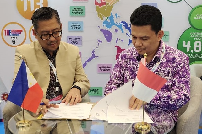 Dr. rer. nat. Deski Beri, S.Si., M.Si., Wakil Rektor Bidang Perencanaan, Kerja Sama, dan Hubungan Internasional UNP (Kanan) saat menandatangani MoU dengan Philippine College of Science and Technology (Foto: Haris Satria/ Kantor Komunikasi dan Pemasaran Strategis)