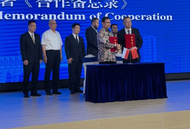 Rektor saat menandatangani MoU dengan tiga Perguruan Tinggi di China. (Foto: Haris Satria/ Kantor Komunikasi dan Pemasaran Strategis)