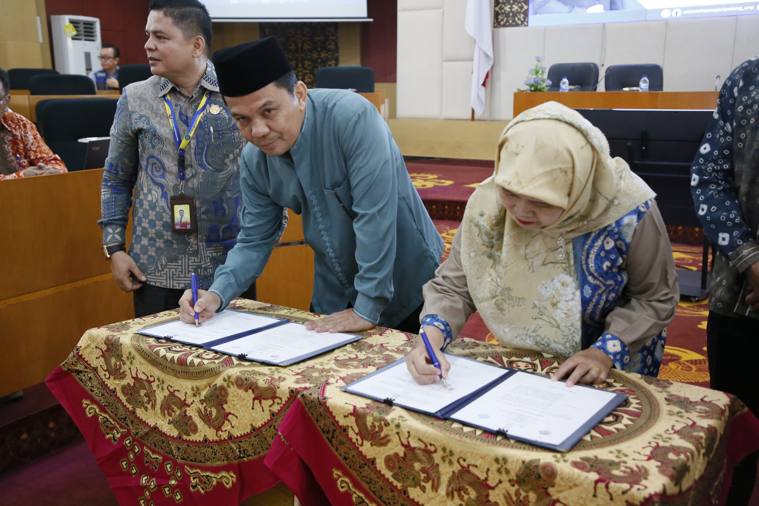 Wakil Rektor Bidang Perencanaan, Kerja Sama, dan Hubungan Internasional, Dr. rer. nat. Deski Beri, S.Si., M.Si., (tengah) saat menandatangani MOU dengan Rektor ITPA, Asminah, M.M., M.Kom., (Foto: Syafril/Kantor Komunikasi dan Pemasaran Strategis)