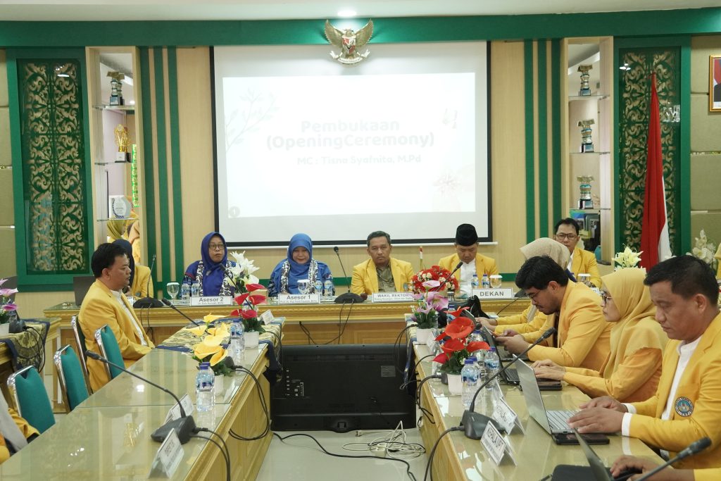 Asesor AL PG PAUD PSDKU UNP, Prof. Dr. Puji Yanti Fauziah, S.Pd., M.Pd. dari Universitas Negeri Yogyakarta (UNY) dan Dr. Euis Kurniati, M.Pd. dari Universitas Pendidikan Indonesia (UPI) Bandung (dua kiri) didampingi Wakil Rektor Prof. Remon Lapisa (tengah) dan Dekan FIP Prof. Afdal. (Foto: Syafril/Kantor Komunikasi dan Pemasaran Strategis)