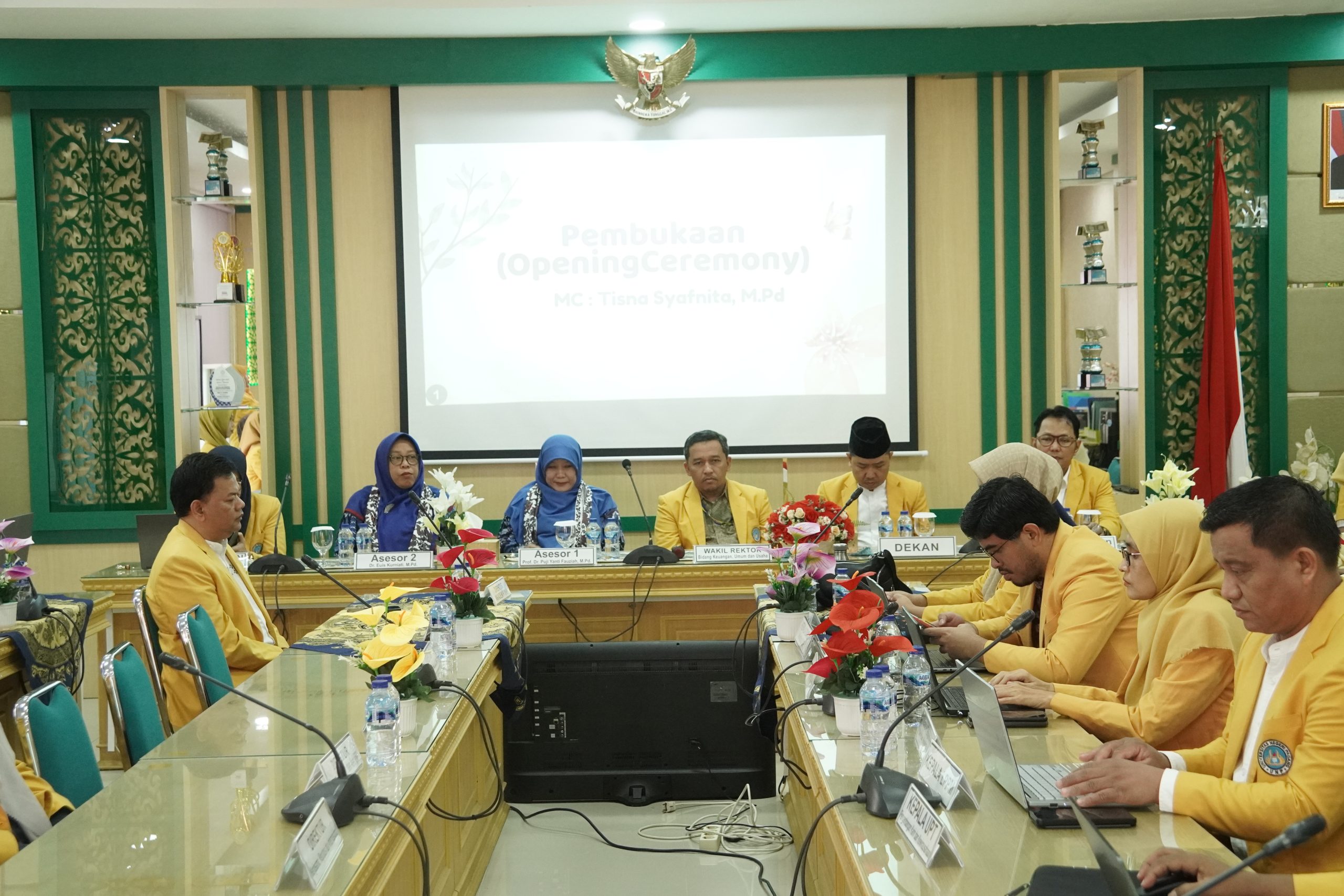 Asesor AL PG PAUD PSDKU UNP, Prof. Dr. Puji Yanti Fauziah, S.Pd., M.Pd. dari Universitas Negeri Yogyakarta (UNY) dan Dr. Euis Kurniati, M.Pd. dari Universitas Pendidikan Indonesia (UPI) Bandung (dua kiri) didampingi Wakil Rektor Prof. Remon Lapisa (tengah) dan Dekan FIP Prof. Afdal. (Foto: Syafril/Kantor Komunikasi dan Pemasaran Strategis)