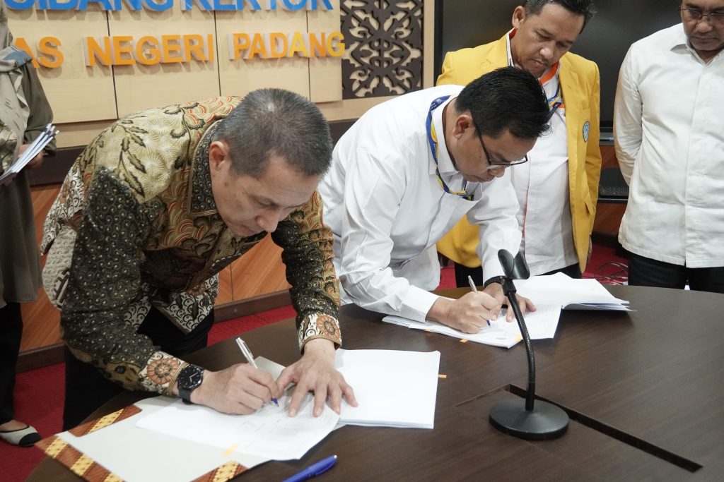 penandatanganan Berita Acara Serah Terima (BAST) oleh Direktur PNP, Ir. Revalin Herdianto, S.T., M.Sc., Ph.D., (Kiri) dan Rektor UNP, Ir. Krismadinata, Ph.D. (Kanan). (Foto: Syafril/ Kantor Komunikasi dan Pemasaran Strategis)
