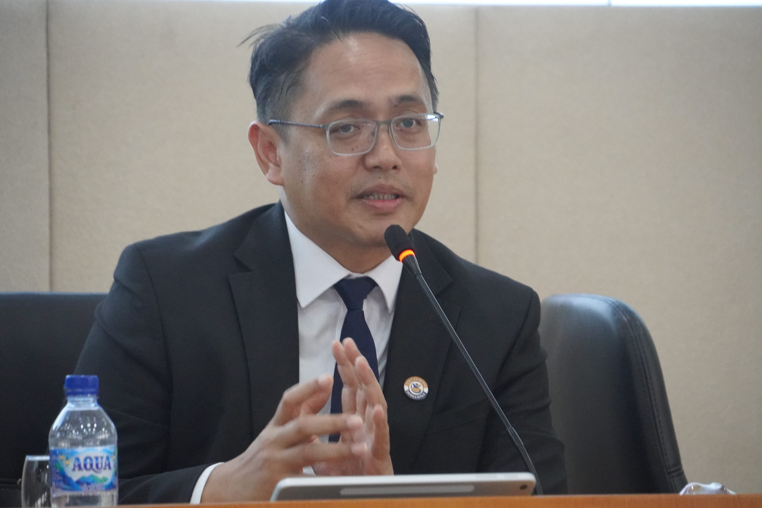 Direktur Jenderal Riset dan Pengembangan Kementerian Pendidikan Tinggi, Sains, dan Teknologi, Dr. Muhammad Fauzan Adziman, S.T., M.Eng., Ph.D., saat memaparkan materinya pada FGD di UNP. (Foto: Dian Melsa/ Kantor Komunikasi dan Pemasaran Strategis)