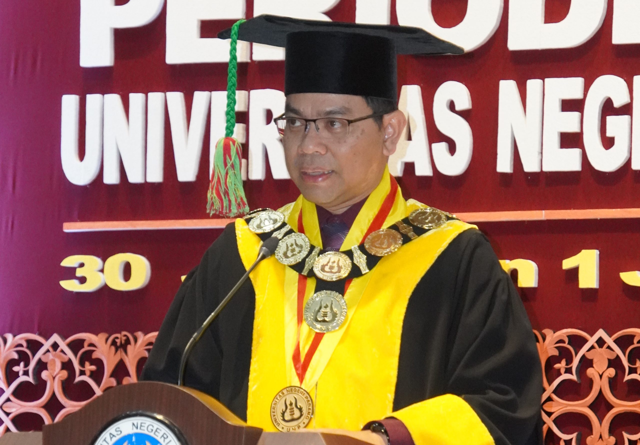 Rektor Ir. Krismadinata, Ph.D saat menyampaikan pidato Wisuda ke-143 hari Kedua, Rabu (1/7/2026). (Foto: Dian Melsa/ Kantor Komunikasi dan Pemasaran Strategis)