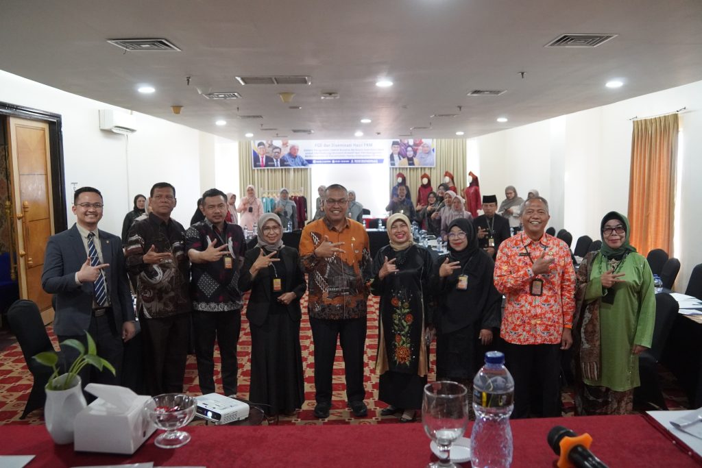 Pembicara dan Tamu Undangan kegiatan Focus Group Discussion (FGD) dan Diseminasi Hasil Pengabdian kepada Masyarakat bertajuk Penguatan UMKM Busana Berbasis Kearifan Lokal untuk Mendukung Ekonomi Kreatif dan Pembangunan Berkelanjutan di Kecamatan Harau. (Foto: Dian Melsa/ Kantor Komunikasi dan Pemasaran Strategis)
