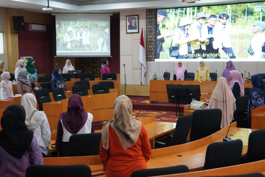Peserta pertemuan DWP UNP Sub Uni Direktorat saat menyanyikan Lagu Indonesia Raya (Foto: Dian Melsa/ Kantor Komunikasi dan Pemasaran Strategis)
