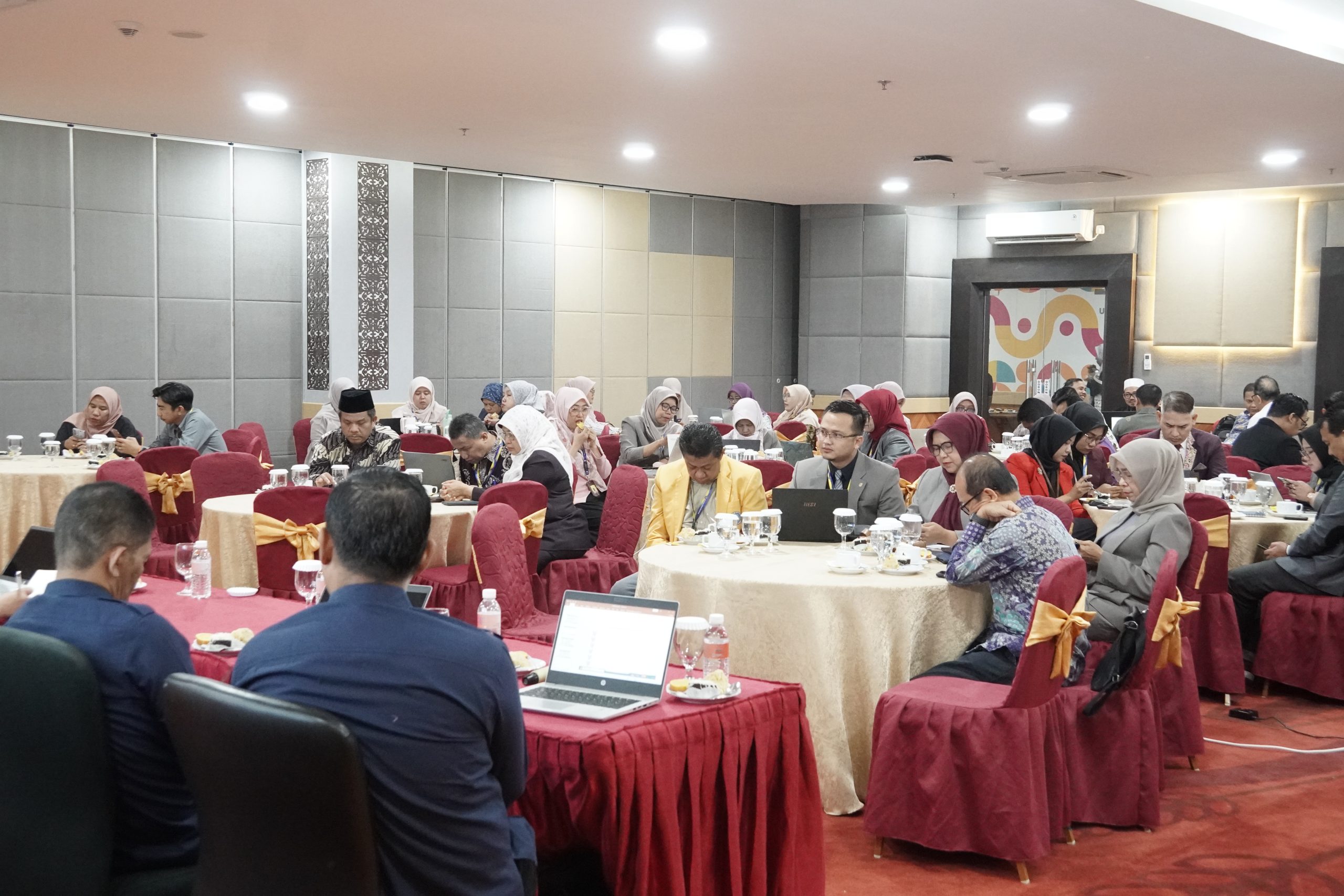 kegiatan Pendampingan Teknis Zona Integritas yang menghadirkan tiga auditor dari Inspektorat Jenderal Kementerian Pendidikan Tinggi, Sains, dan Teknologi di UNP Hotel and Convention, Kamis (9/7/2026). (Foto: Syafril/ Kantor Komunikasi dan Pemasaran Strategis)
