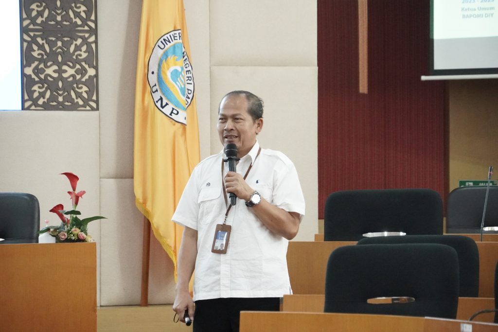 Prof. Dr. Siswantoyo, S.Pd., M.Kes., AIFO, yang merupakan Direktur Pascasarjana Universitas Negeri Yogyakarta (UNY) saat memaparkan materinya pada Focus Group Discussion (FGD) Penguatan Kurikulum Pascasarjana di lingkungan UNP. (foto: Aguswandi/Kantor Komunikasi dan Pemasaran Strategis)