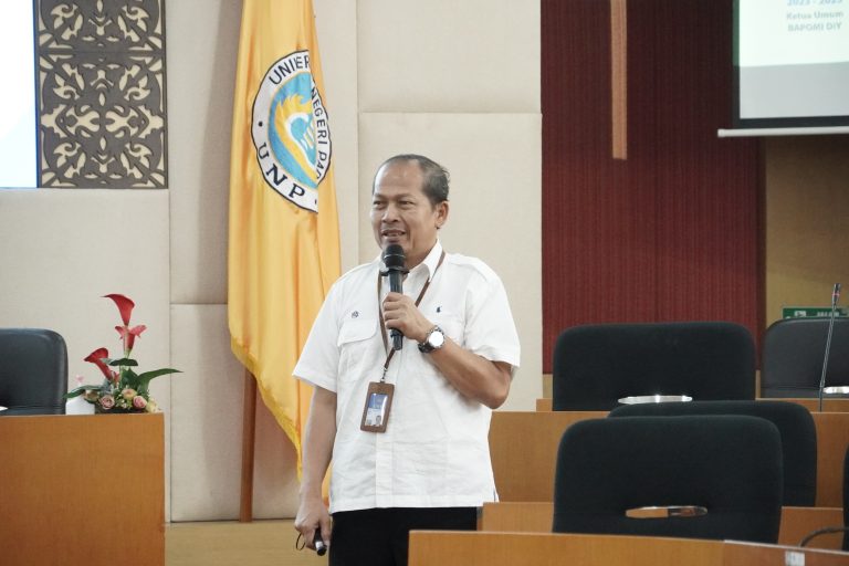 Prof. Dr. Siswantoyo, S.Pd., M.Kes., AIFO, Director of the Graduate School at Universitas Negeri Yogyakarta (UNY), presents his insights during the Focus Group Discussion (FGD) on Strengthening the Postgraduate Curriculum at Universitas Negeri Padang (UNP). (Photo: Aguswandi / Strategic Communication and Marketing Office)