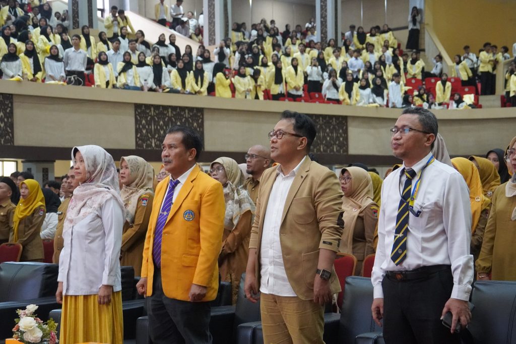 Prof. Dr. Refnaldi, S.Pd., M.Litt., Wakil Rektor Bidang Akademik, Kemahasiswaan, dan Alumni (kedua dari kiri) saat menghadiri acara Pelepasan dan Serah Terima Mahasiswa PLK UNP. (Foto: Dian Melsa/Kantor Komunikasi dan Pemasaran Strategis)