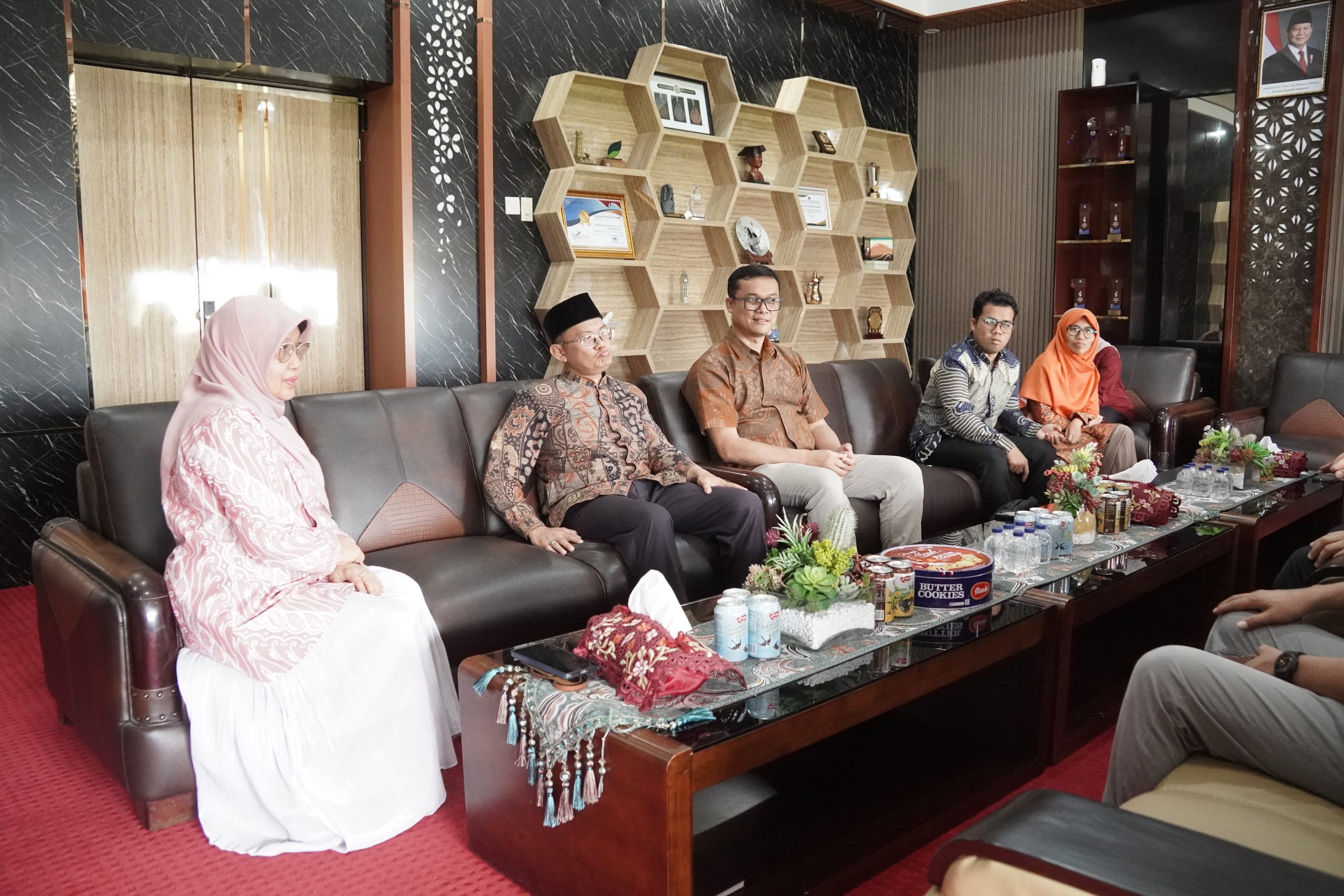Prof. Anni Faridah saat menyambut pimpinan PPM Subussalam (Kiri). (Foto: Syafri/ Kantor Komunikasi dan Pemasaran Strategis)