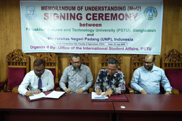 Dekan FMIPA (kedua dari kanan) saat menandatangani MoA dengan PSTU Bangladesh. (Foto: Istimewa)