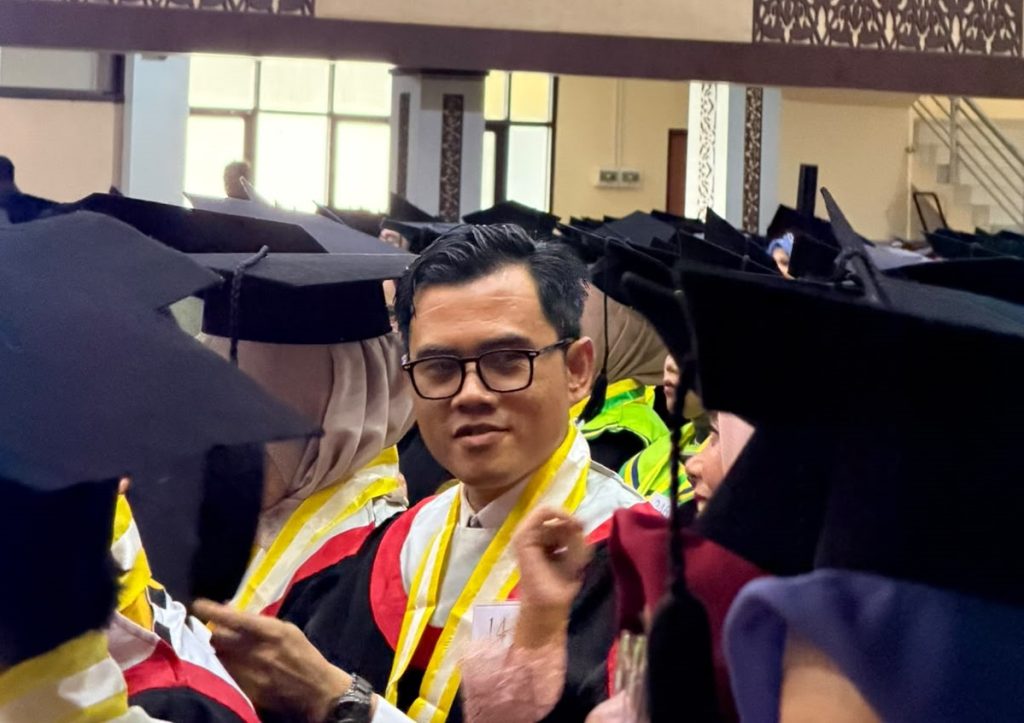 Dr. Berry Devanda, S.Pd., M.Ed, saat diwisuda atas gelar doktoralnya di UNP, Selasa (30/6/2026). (Foto: Haris Satria/Kantor Komunikasi dan Pemasaran Strategis)