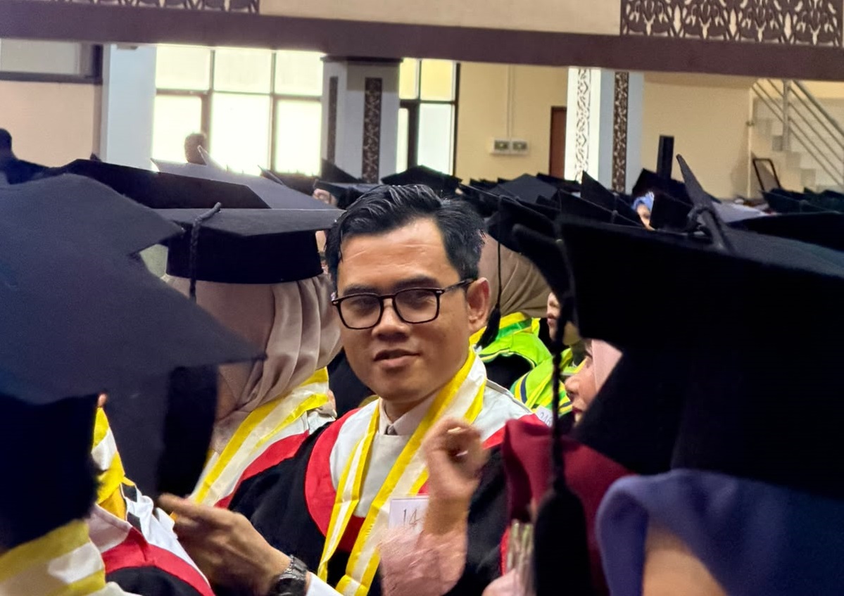 Dr. Berry Devanda, S.Pd., M.Ed, saat diwisuda atas gelar doktoralnya di UNP, Selasa (30/6/2026). (Foto: Haris Satria/Kantor Komunikasi dan Pemasaran Strategis)