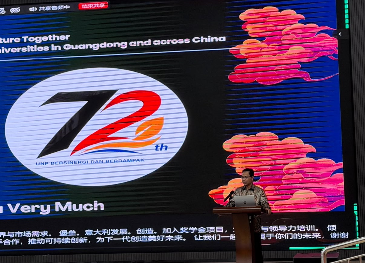 Rektor UNP saat mempresentasikan peluang kerjasama internasional UNP di Guangdong Construction Vocational Technology Institute (Qingyuan Campus), China, Senin (6/7/2026). (Foto: Haris Satria)
