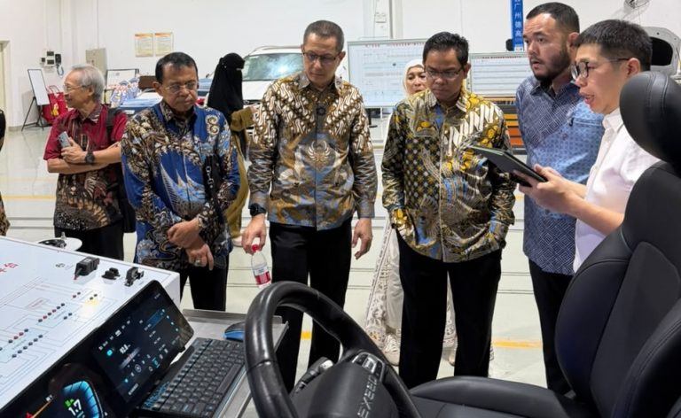 Rektor UNP, Ir. Krismadinata, Ph.D (tengah) saat melaksanakan kunjungan ke Foshan Polithecnic dalam rangkaian Kunjungan Padang Juara. (Foto: Haris Satria/ Kantor Komunikasi dan Pemasaran Strategis)
