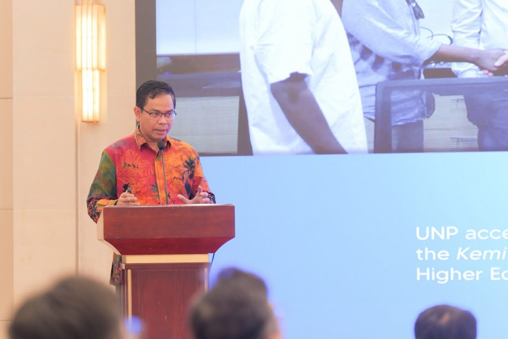 Rektor UNP, Ir. Krismadinata, Ph.D saat presentasi di Beijing University of Technology (BJUT), Rabu (8/7/2026). (Foto: Haris Satria/Kantor Komunikasi dan Pemasaran Strategis)